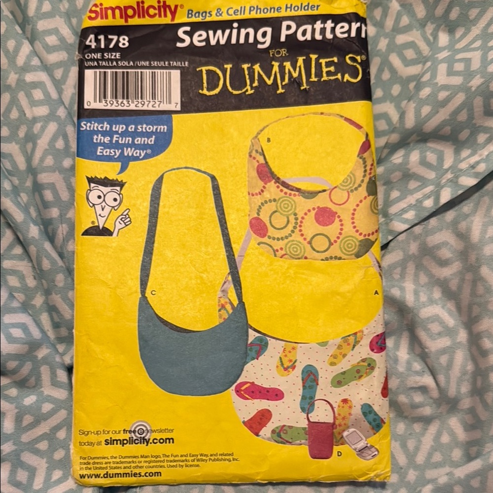 Simplicity Sewing Pattern for Colorful Bags and Holder